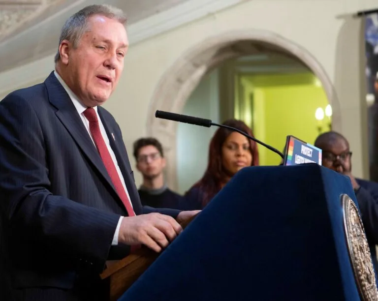 dromm-podium-1.jpg