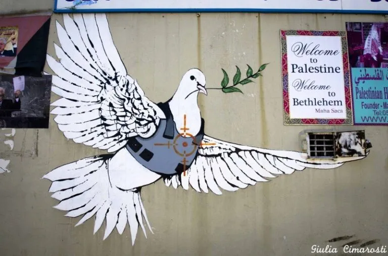 banksy-dove-bethlehem-800x529