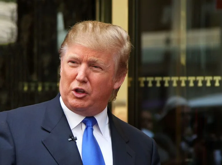 Donald-Trump-front-Tower-New-York-City-August-2008.jpg