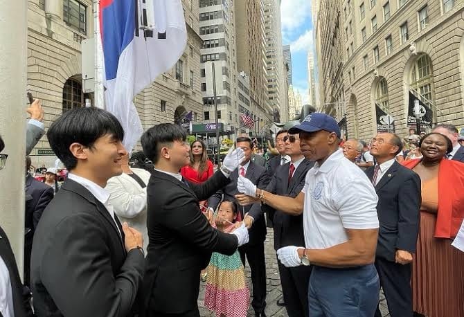 Mayor Eric Adams celebrate Korean